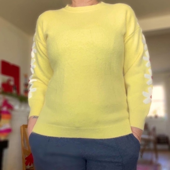 Vintage Yellow Sweater with Floral Design - Picture 3 of 6